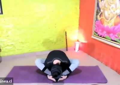 Kurmasana o postura de la tortuga