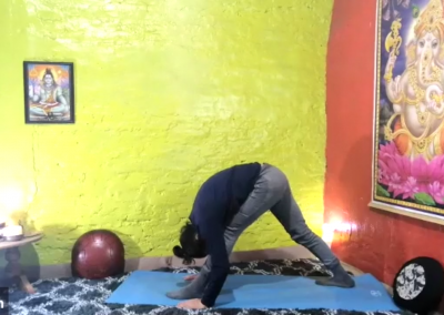 postura de yoga de estiramiento intenso lateral o parsvottanasana